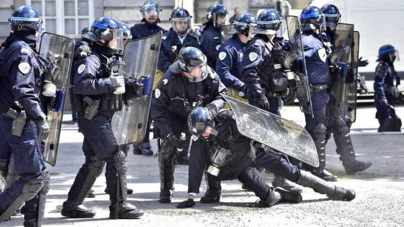 Prancūzijoje per demonstrantų ir policijos susirėmimus nukentėjo 24 pareigūnai