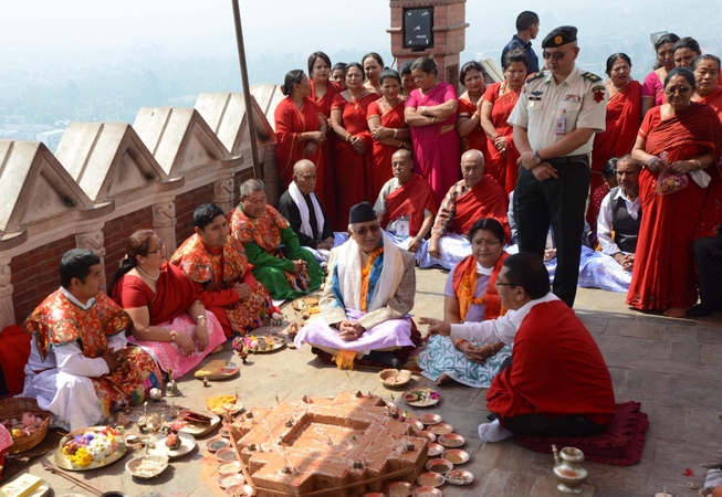 Nepalas žemės drebėjimo metines mini maldomis ir ašaromis