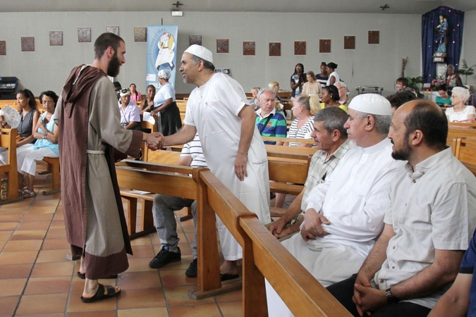 Prancūzijos musulmonai dalyvavo katalikiškose mišiose reikšdami solidarumą