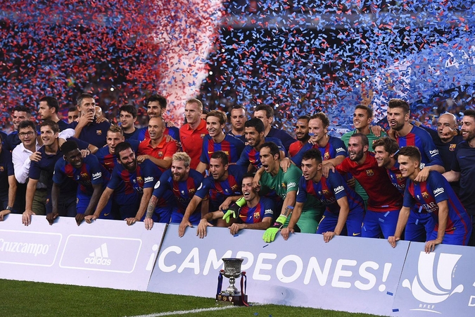 Ispanijos futbolo supertaurę po trejų metų vėl iškovojo „Barcelona“