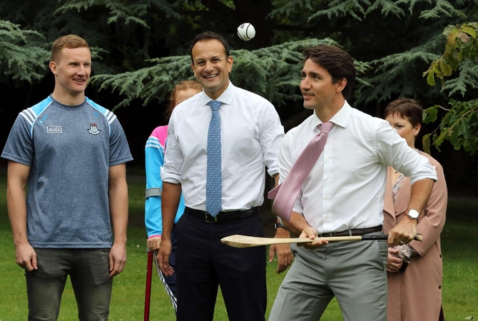 Justinas Trudeau (dešinėje)