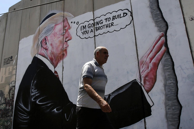 Du milžiniški piešiniai nupiešti ant Vakarų Kranto sienos – Banksy darbas?