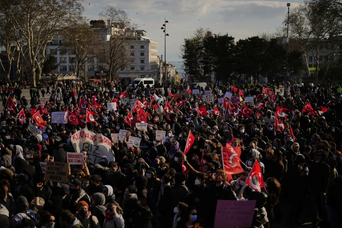 Stambule link merijos žygiuoja mažiausiai 10 tūkst. protestuotojų 