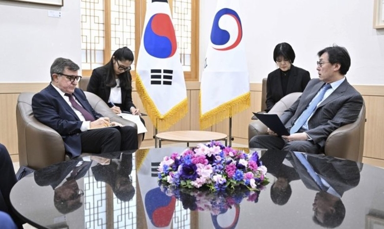 Pietų Korėja po Kim Jong Uno ir V. Putino susitikimo išsikvietė Rusijos ambasadorių Seule