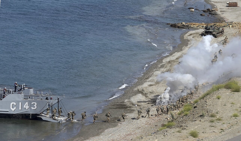 Turkija surengė „jėgą demonstruojančias“ pratybas Viduržemio jūros rytuose