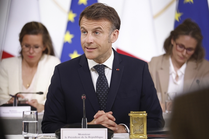 Macronas ragina sustabdyti investicijas JAV, kol situacija dėl muitų taps aiškesnė