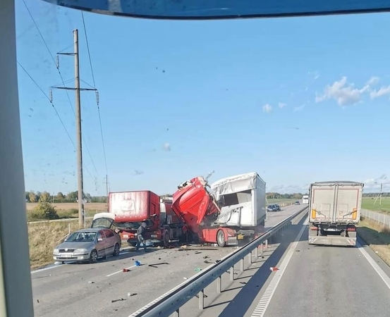 Panevėžio rajone per sunkiasvorių automobilių avariją nukentėjo vairuotojas