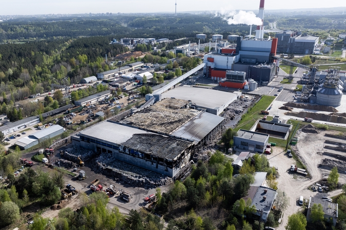 Po gaisro sostinės gamykloje Vilniaus rajono savivaldybė skelbia ekstremalią situaciją