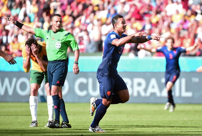 Olandai tik po atkaklios kovos palaužė Australijos futbolininkus