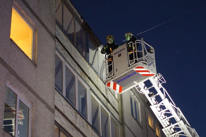 Ugniagesiai iš buto Kalniečiuose išnešė ir medikams perdavė sunegalavusią moterį