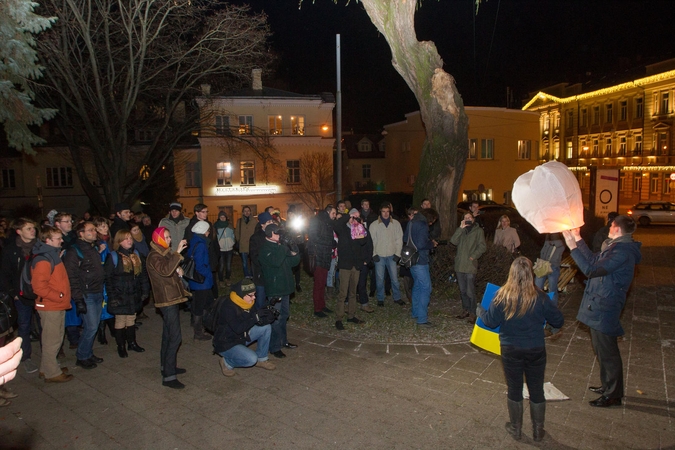 Dešimtys jaunuolių Vilniuje prie ambasados išreiškė paramą Ukrainos protestuotojams