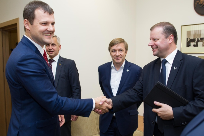 Politologė apie valdančiąją koaliciją: laikysis vieni kitų per sukąstus dantis