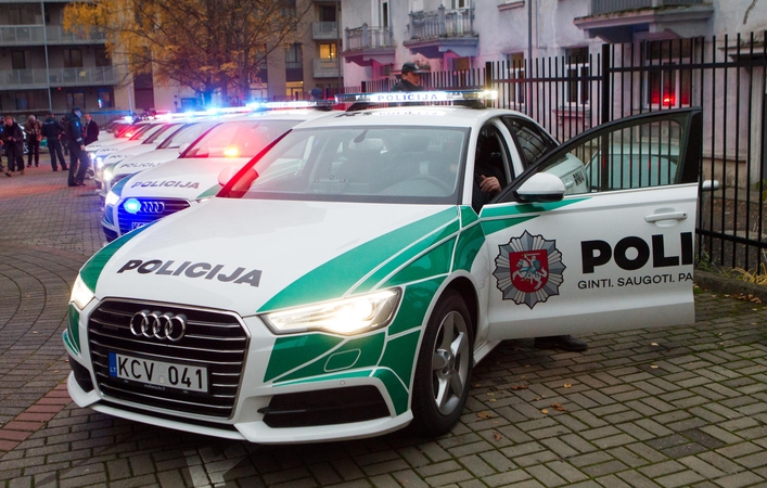 Policija įsigijo 12 naujų tamsoje geriau matomų mašinų
