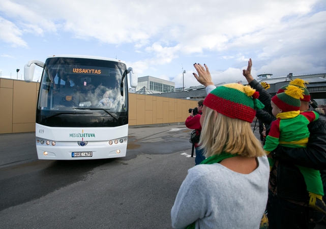 Namo sugrįžusiai Lietuvos vyrų krepšinio rinktinei įteikta 170 tūkst. eurų premija