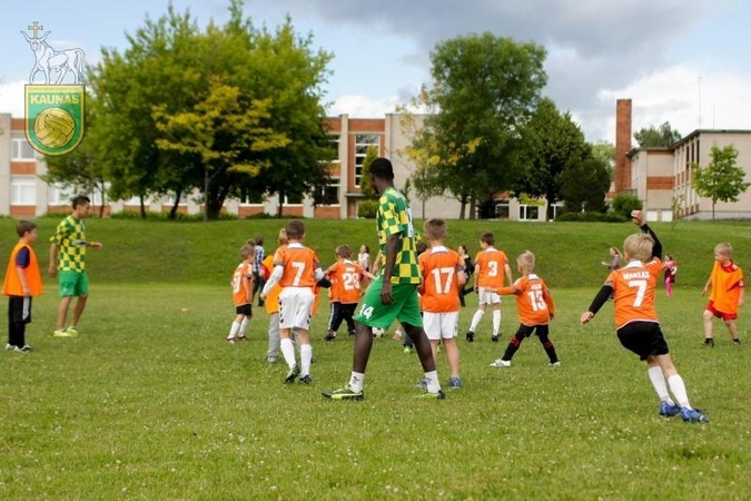 F.B.K. „Kauno“ futbolininkai aplankė Raudondvaryje stovyklaujančius vaikus