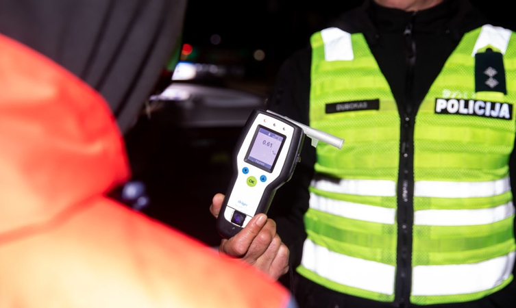 Šakiuose neblaivus vairuotojas įvažiavo į parduotuvės sieną