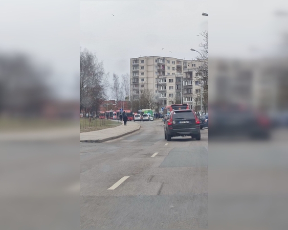 Sostinėje neblaivios moters vairuojama „Toyota“ rėžėsi į autobusą, sužalotas jos vaikas