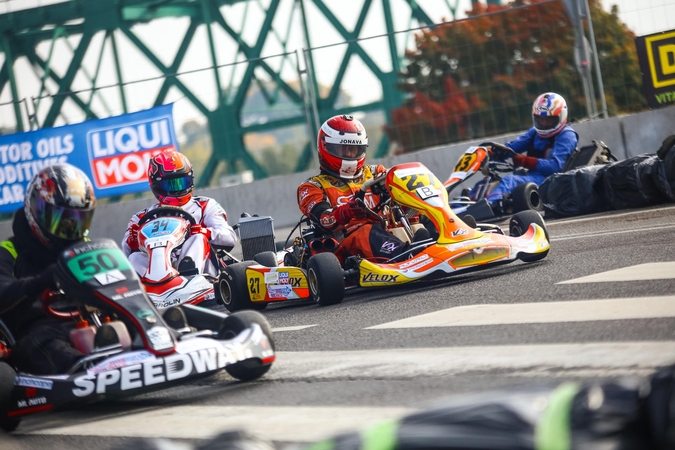 Kartingo lenktynininkai sezoną uždarė Kaune: gatvėmis skriejo 100 km/h greičiu