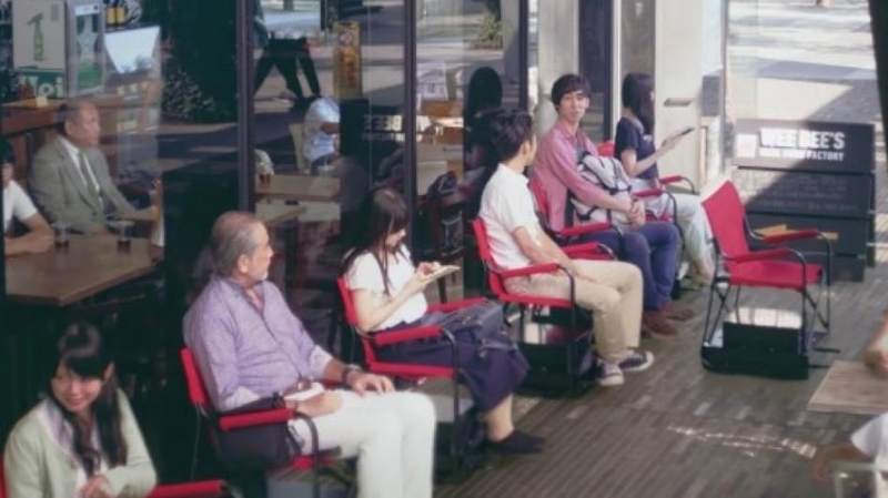 Eilėms prie restoranų japonai sukūrė „savaeiges“ kėdes