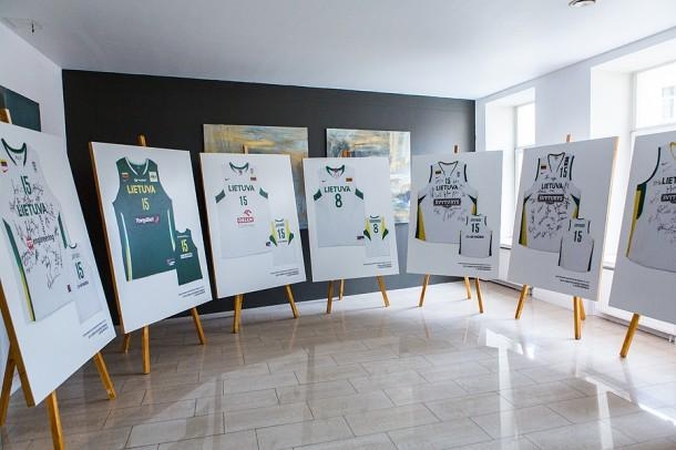 Istorinių "Nike" krepšinio aprangų paroda su rinktine keliaus po Lietuvos arenas