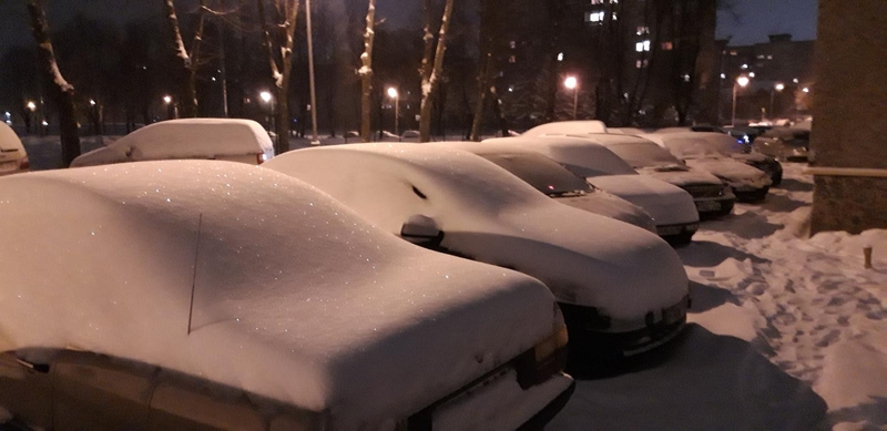 Į kelionę išsiruošusiems kauniečiams teks paplušėti: automobiliai labai apsnigti
