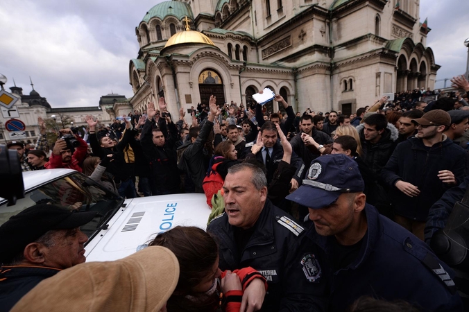 Bulgarijos studentai pabandė blokuoti šalies parlamentą, penki žmonės suimti