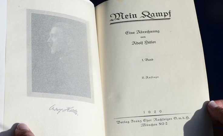 Baigiantis knygos „Mein Kampf“ autorinėms teisėms, ruošiamasi naujiems jos leidimams