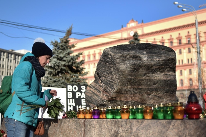 Maskvoje gedima Stalino laikų aukų – tūkstantinė minia prie KGB rūmų