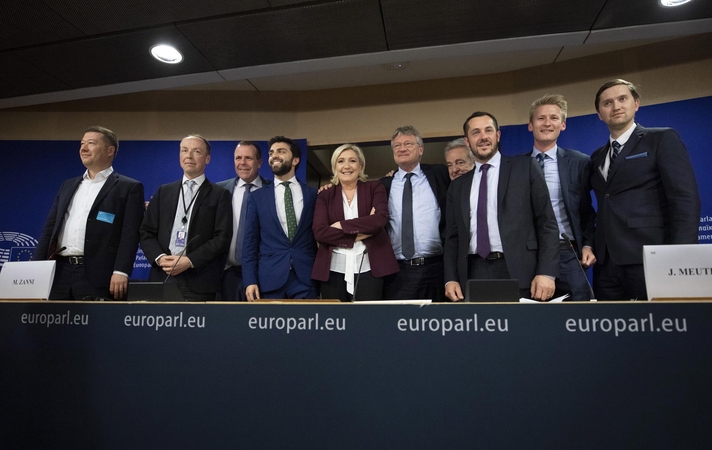 Europos Parlamente kraštutinių dešiniųjų partijos suformavo naują grupę