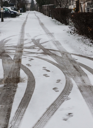 Keliuose yra slidžių ruožų, naktį eismo sąlygas sunkins plikledis ir snygis