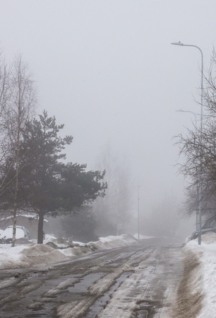 Naktį eismo sąlygas sunkins plikledis, snygis ir rūkas