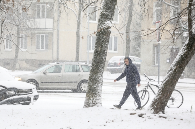 Eismo sąlygas sunkina snygis ir plikledis