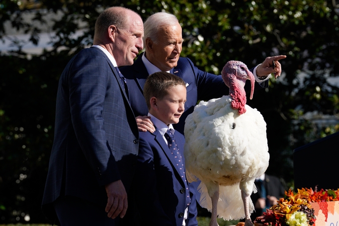 Per paskutinę malonės kalakutams suteikimo ceremoniją J. Bidenas amerikiečiams: išlikite ramūs