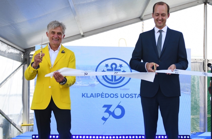 Malkų įlankos atidarymo juostelę perkirpo Klaipėdos valstybinio jūrų uosto direkcijos generalinis direktorius A. Latakas ir susisiekimo ministras M. Skuodis