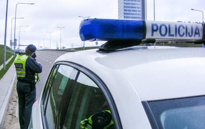 Sustabdyto „Mitsubishi“ keleiviai – neblaivus vairuotojas ir mieganti žmona
