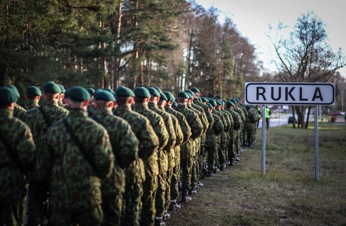 Pirmieji per Darbo biržą priimti šarvuočių vairuotojai pradeda darbą