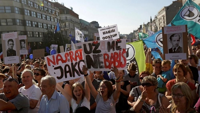 Tūkstančiai čekų protestuoja prieš premjeru vėl turintį tapti A. Babišą
