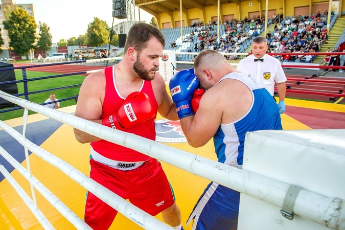 Boksas po atviru dangumi: lietuviai futbolo stadione įveikė Daniją