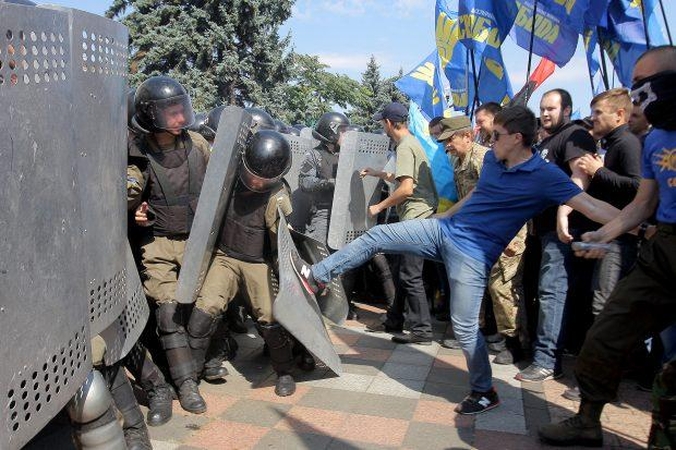 Ukraina sunkiai atsigauna po pirmadienio neramumų
