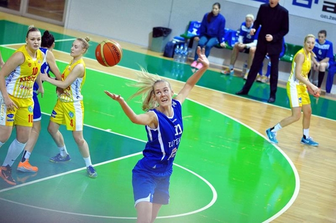 Kaunietės favoritėms parodė nagus
