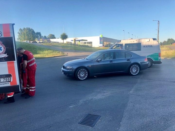 Šilainiuose BMW automobilis partrenkė senyvo amžiaus dviratininką
