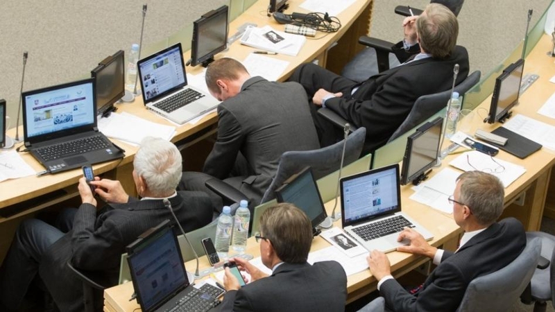 Kodėl politikai tuščiai švaisto pinigus viešiesiems ryšiams