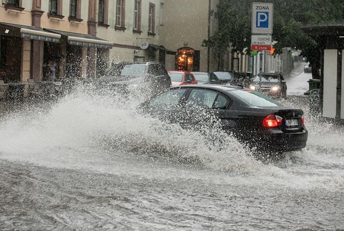 Sostinę užklupo liūtis: gatvės virto upėmis, virto medžiai 