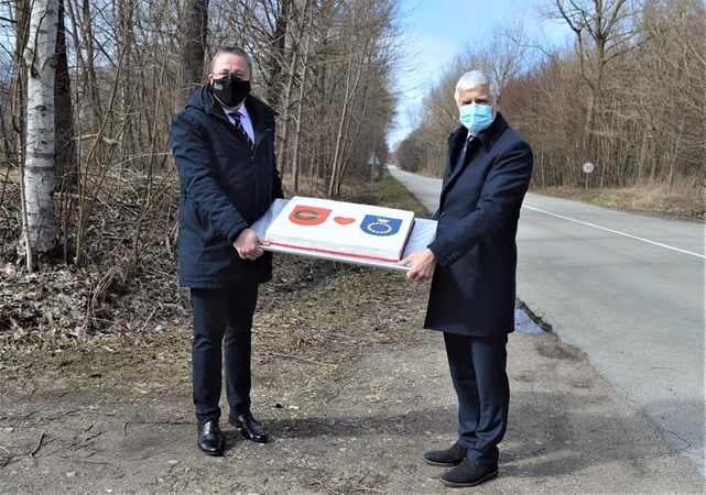 Klaipėdos rajonas pasveikino Palangą: rajonų pasienyje įteikė tortą
