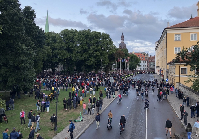 Latvijoje keli tūkstančiai žmonių protestavo prieš „privalomą skiepijimą“ nuo COVID-19