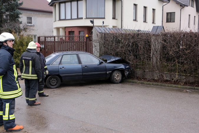 Uostamiestyje „Audi“ kirto žiedinę sankirtą ir rėžėsi į tvorą