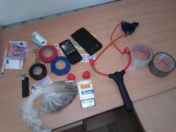 Brolis ir sesuo nuteistiesiems bandė perduoti kamuoliuką su narkotikais