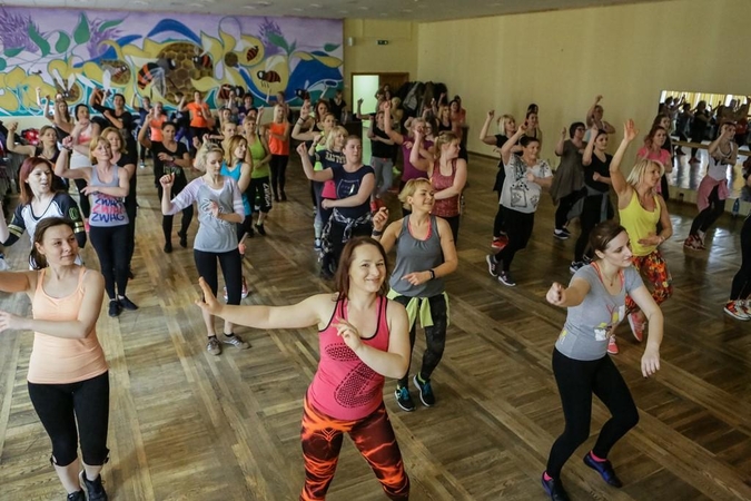 Zumbą šokančios moterys Gargžduose ryžosi maratonui