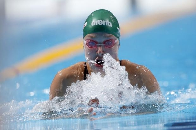 R. Meilutytei įteikta žadėtoji 100 tūkst. litų vertės parama