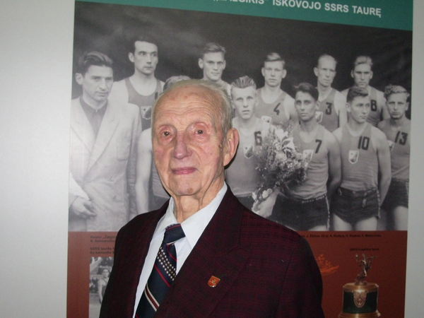Profesorius A.Kudzys, vyriausias gyvas žalgirietis, energingas ir žvalus.
